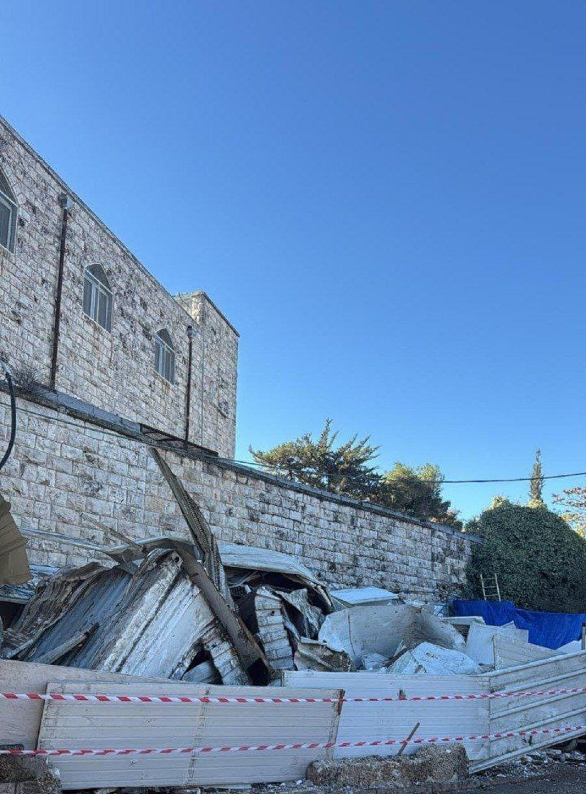 الاحتلال يهدم محلا تجاريا بالقدس وعددا من المنشآت التجارية جنوب الخليل وشرق قلقيلية